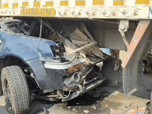 अलीगढ़ में 4 पुलिसवालों समेत 5 की मौत:कैदी को लेकर फिरोजाबाद से जा रहे थे, हाईवे पर कैंटर से टकराई गाड़ी