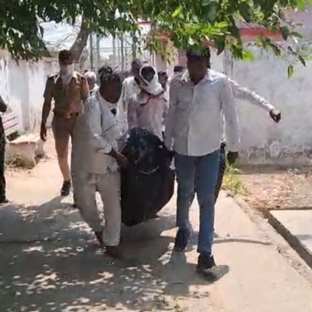 बदायूं में सांड के हमले में युवक की मौत:नीरज का अस्पताल में निधन, परिजनों में कोहराम