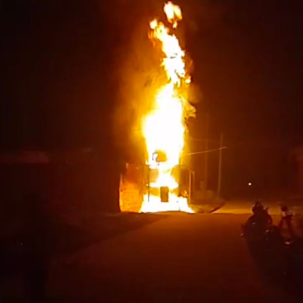 फर्रुखाबाद में बिजली का ट्रांसफार्मर जला:100 घरों की बिजली आपूर्ति प्रभावित, कर्मचारियों ने आग पर पाया काबू