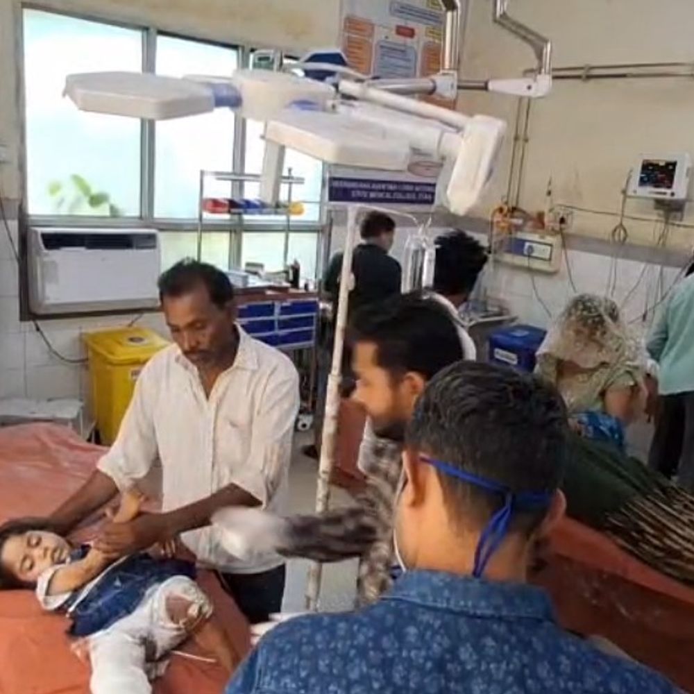 एटा में कैंटर ने बाइक को मारी टक्कर:शादी समारोह से लौट रहे युवक की मौत, बहन और भांजी घायल
