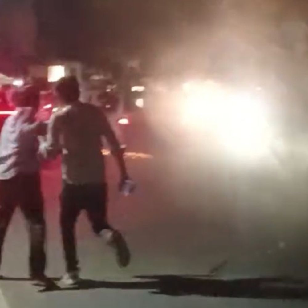 कार- बुलेट बाइक की टक्कर में हाईवोल्टेज ड्रामा:कार चालक बाइक को 100 मीटर तक घसीटता रहा, थाने में समझौता