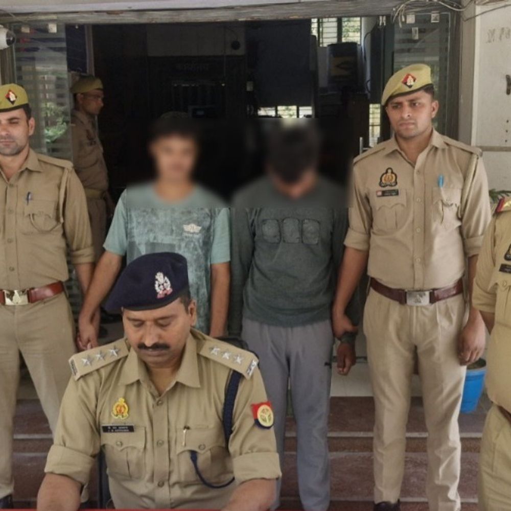 हाथरस में दुकान से चोरी का खुलासा:दो आरोपी गिरफ्तार, 7 चोरी के मोबाइल फोन बरामद, CCTV फुटेज से मिली मदद