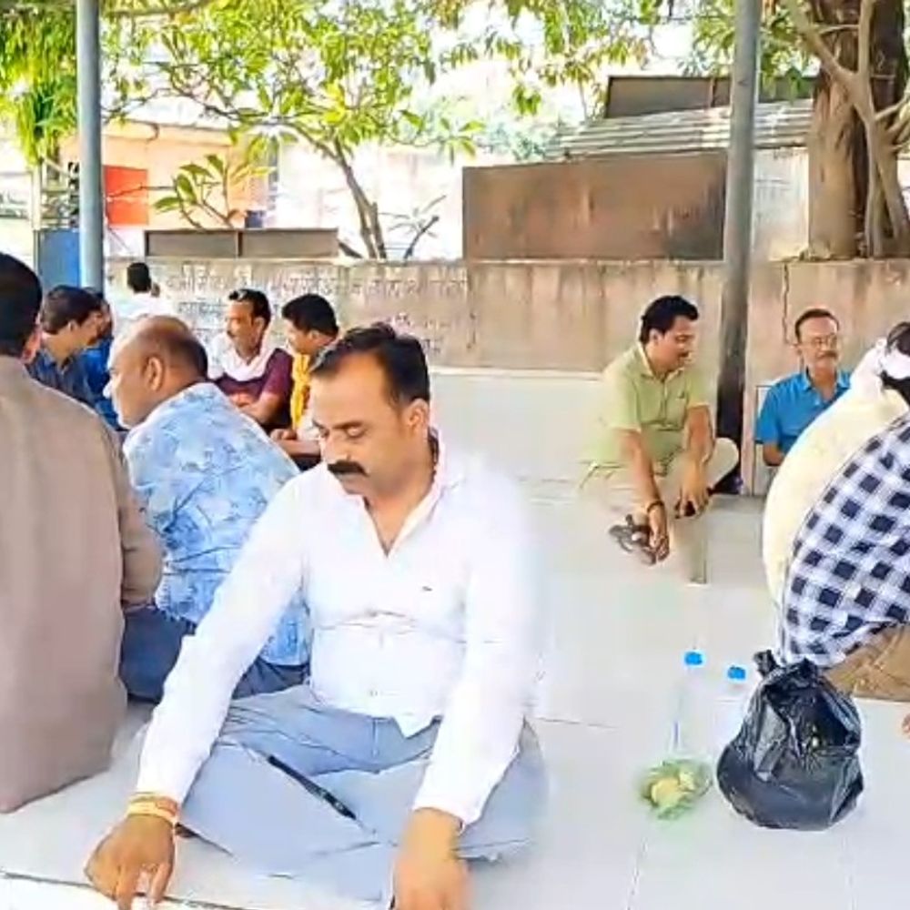 तेज रफ्तार बाइक ने ली किसान की जान:खेत में काम करने जा रहे थे, सड़क पार करते समय टक्कर मारी