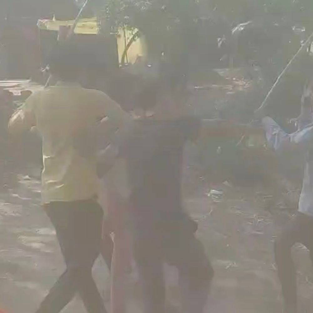 रास्ता पटाई को लेकर भिड़े दो पक्ष, VIDEO:लाठी-डंडों से हमले में एक ही परिवार के 5 घायल, मुकदमा दर्ज