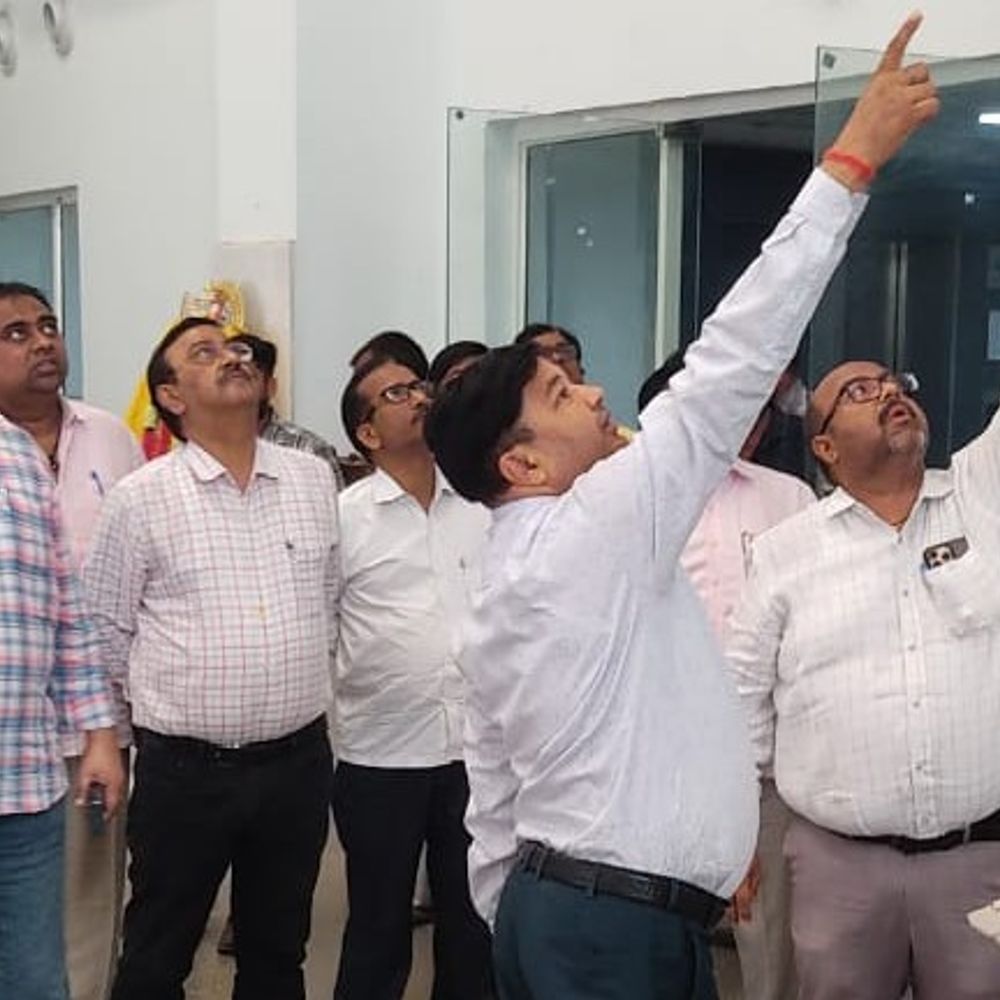 सैफई सुपर स्पेशलिटी में छत से पानी टपकाने का मामला:अखिलेश यादव ने वीडियो किया था पोस्ट, शिकायत पर जांच करने पहुंची टीम