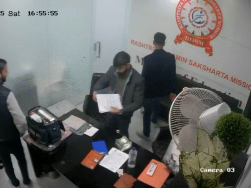 फर्जी NGO बनाकर देशभर में 150 करोड़ की ठगी:पत्नी समेत मास्टरमाइंड दिल्ली से पकड़ाया; काली कमाई से दिल्ली-लखनऊ में खरीदे 26 फ्लैट, रेंज रोवर