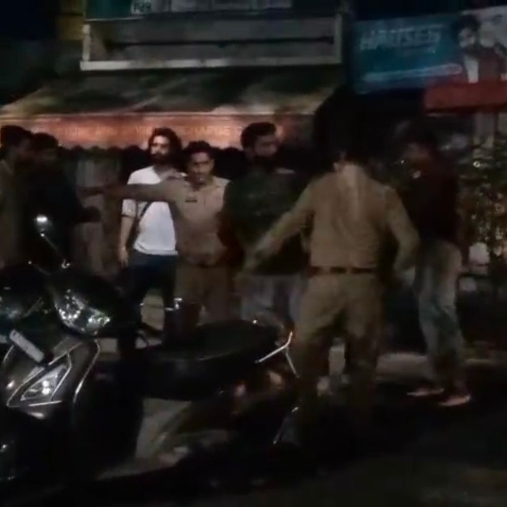 बिजनौर में चिकन सेंटर पर मारपीट:होटल मालिक और स्टाफ ने ग्राहक पर किया फ्राई पैन से हमला, वीडियो वायरल