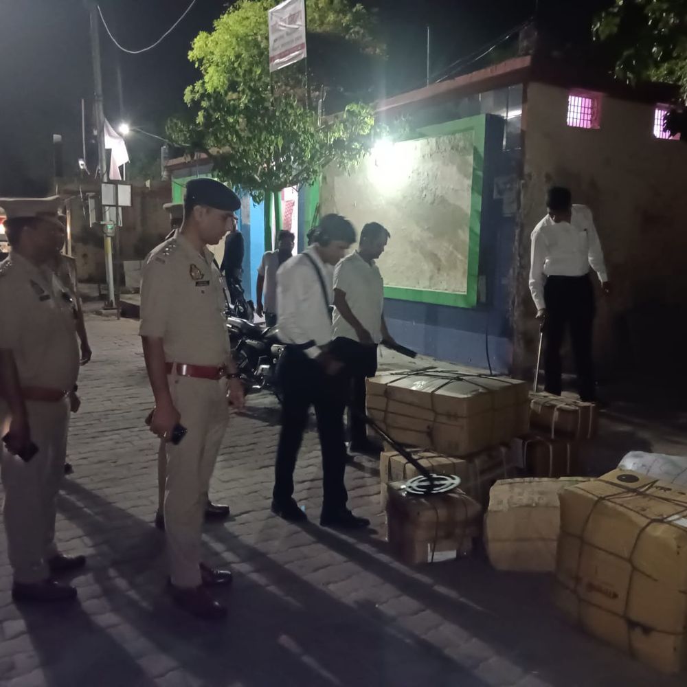 फिरोजाबाद में सुरक्षा बढ़ी:रेलवे स्टेशन, बस स्टैंड और मॉल में पुलिस की विशेष चेकिंग, सोशल मीडिया पर भी नजर