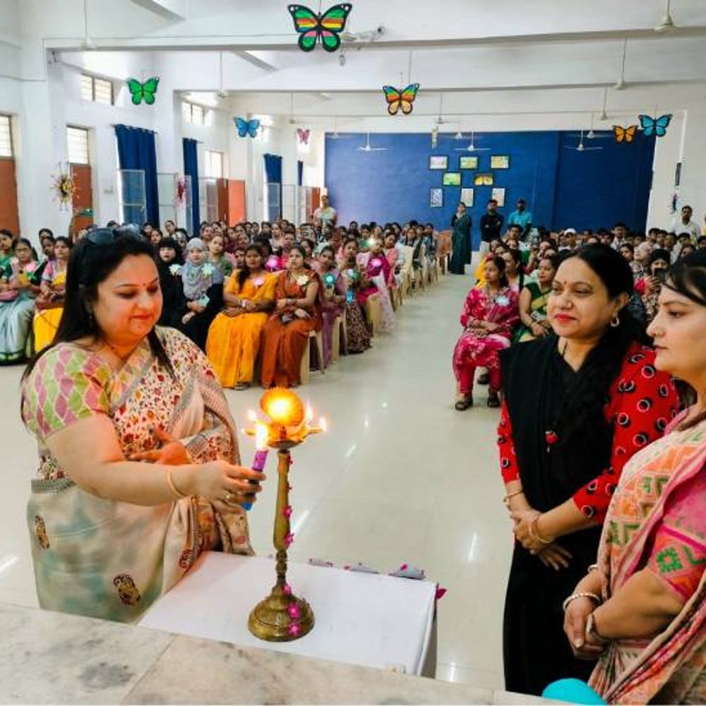 मातृ दिवस पर छात्रों ने दी भावनात्मक प्रस्तुतियां:सांस्कृतिक कार्यक्रमों में मां की ममता को दर्शाया, माताओं का किया सम्मान