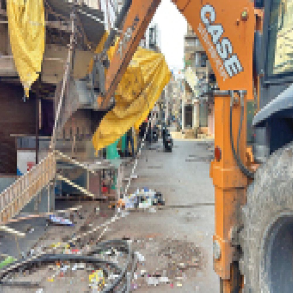 अवैध कब्जों के खिलाफ कार्रवाई:बैजनाथपारा में दुकानों के बाहर बना ली थी छावनी, निगम ने तोड़ा