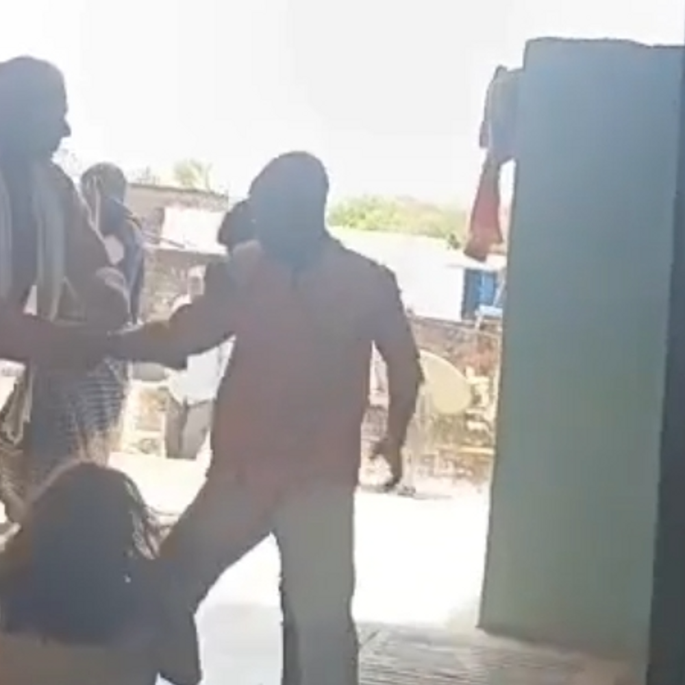 भतीजी से चाचा ने की मारपीट, VIDEO:भाई को बचाने पर हुआ विवाद, घर में किया कैद, पुलिस ने पहुंच कर खुलवाया ताला