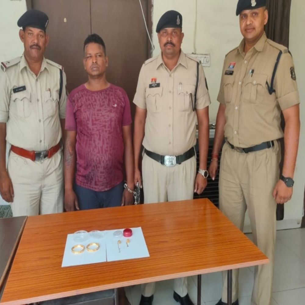 रायपुर में बुजुर्ग महिला का गला दबाकर लूटने वाला गिरफ्तार:लिफ्ट देने के बहाने सुनसान जगह ले गया; कानों से खींची थी सोने की बालियां