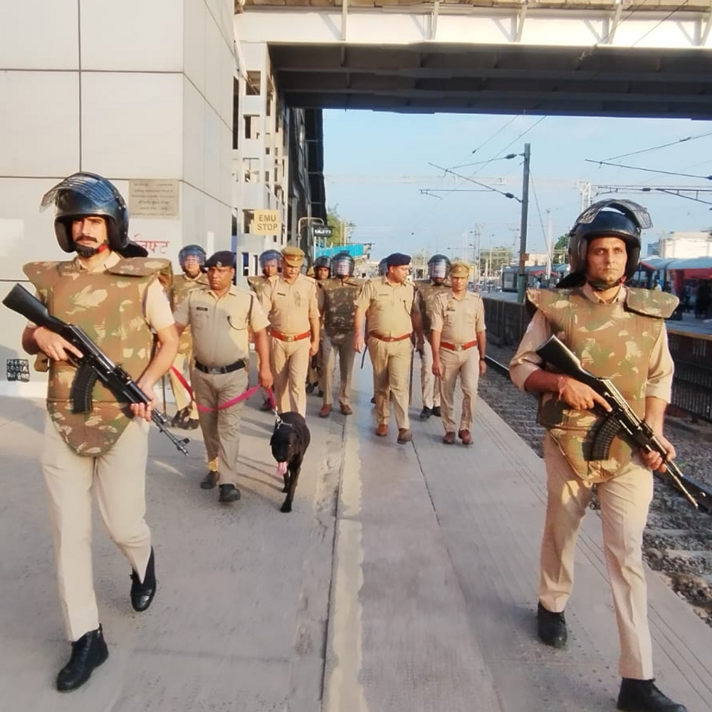 बॉर्डर पर तनाव के बाद अलीगढ़ में हाई एलर्ट:कर्मचारियों की छटि्टयां की गई कैंसिल, रेलवे स्टेशन-बस स्टैंड जैसी सार्वजनिक जगहों पर सुरक्षा बढ़ाई