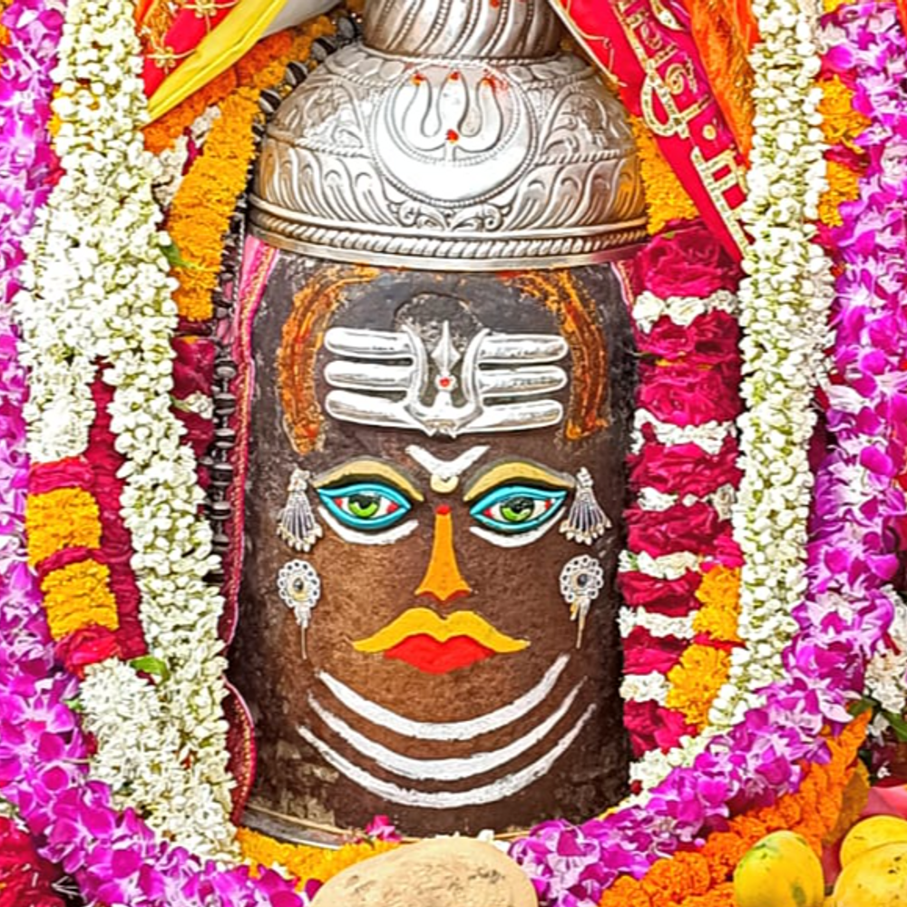 शुक्रवार के भस्म आरती दर्शन:भगवान महाकाल के मस्तक पर रजत त्रिशूल और त्रिपुण्ड के साथ आभूषण अर्पित कर श्रृंगार