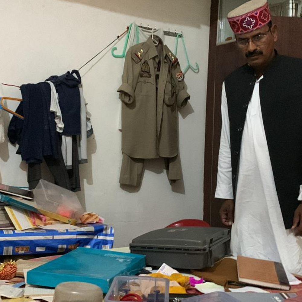 वाराणसी में चोरों ने दरोगा के घर में की चोरी:चंदौली शादी समारोह में शामिल होने गया था परिवार, आभूषण सहित जरूरी दस्तावेज भी गायब