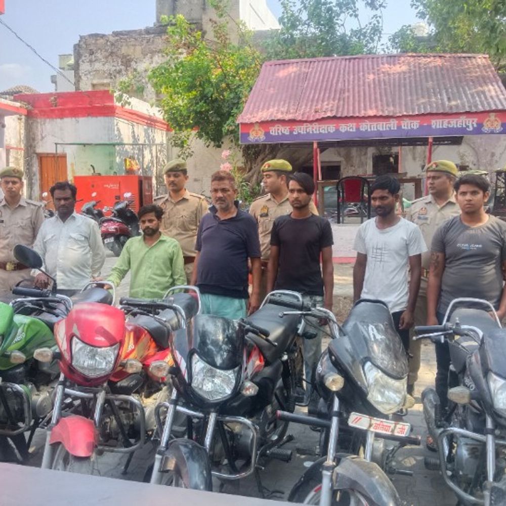 सीसीटीवी से बचकर बाइक चोरी करने वाले गिरफ्तार:शाहजहांपुर में 6 आरोपी पकड़े, चोरी की 6 बाइक और हथियार बरामद