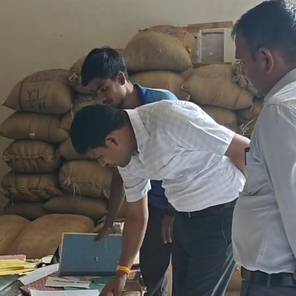 गेहूं खरीद व्यवस्था में गड़बड़ी पर ADM-SDM की छापेमारी:बस्ती में दो ट्रक सीज, कई कर्मचारियों का वेतन रोका