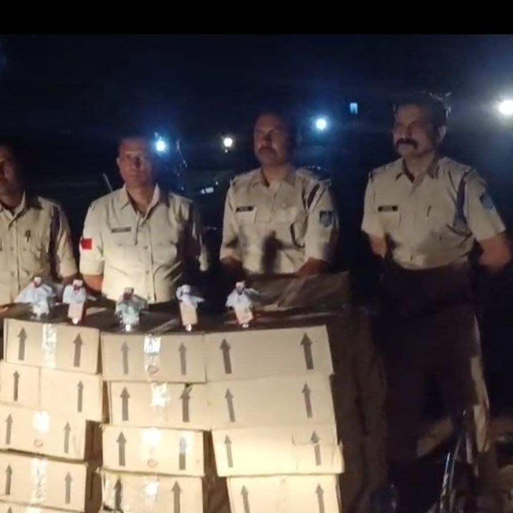 सिवनी में शराब की तस्करी कर रहा एक युवक गिरफ्तार:अर्टिगा कार से 323 लीटर शराब जब्त, दो आरोपी फरार