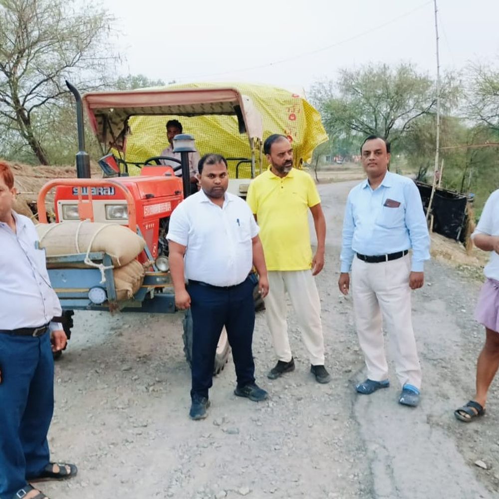 मंडी-शुल्क की चोरी कर बिहार ले जाया जा रहा गेहूं:गाजीपुर में तहसीलदार की टीम ने ट्रैक्टर पकड़ा, पुलिस को सौंपा