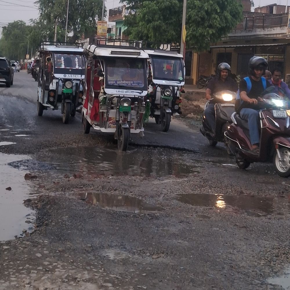 प्रयागराज में नैनी एफसीआई रोड की खस्ता हालत:गड्ढों में भरे पानी से आए दिन हो रहे हादसे, स्कूली बच्चे भी हुए घायल