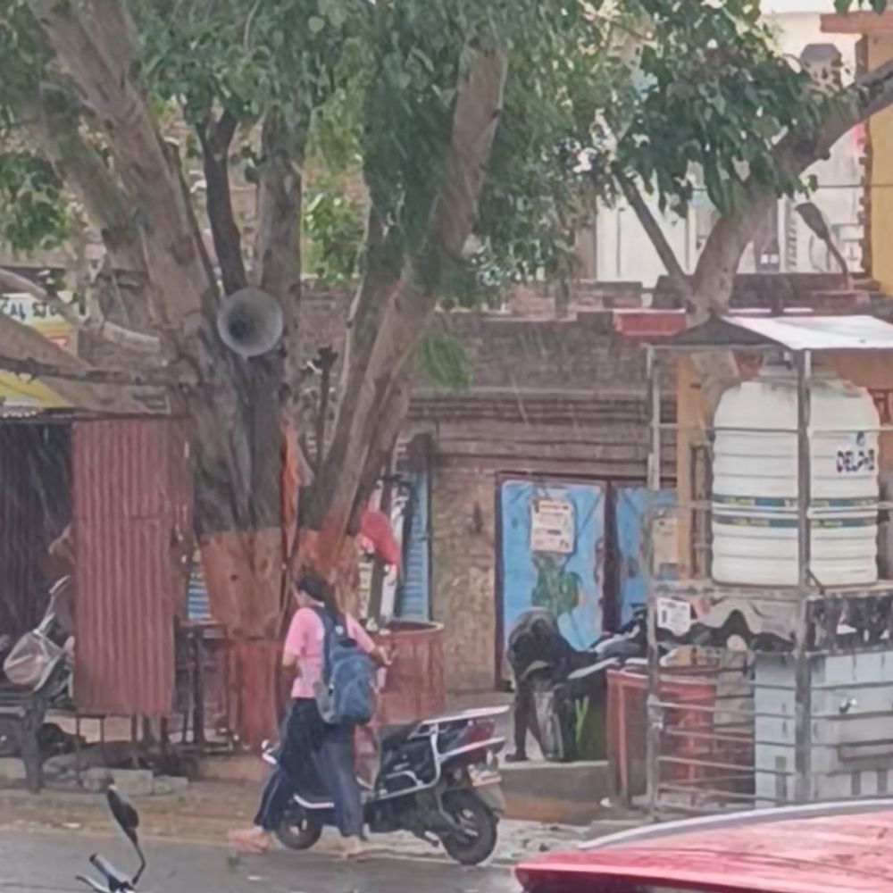 जालौन में तेज हवाओं के साथ एक घंटे तक बारिश:लोगों को तपती गर्मी से राहत, 42 डिग्री पहुंच गया था पारा