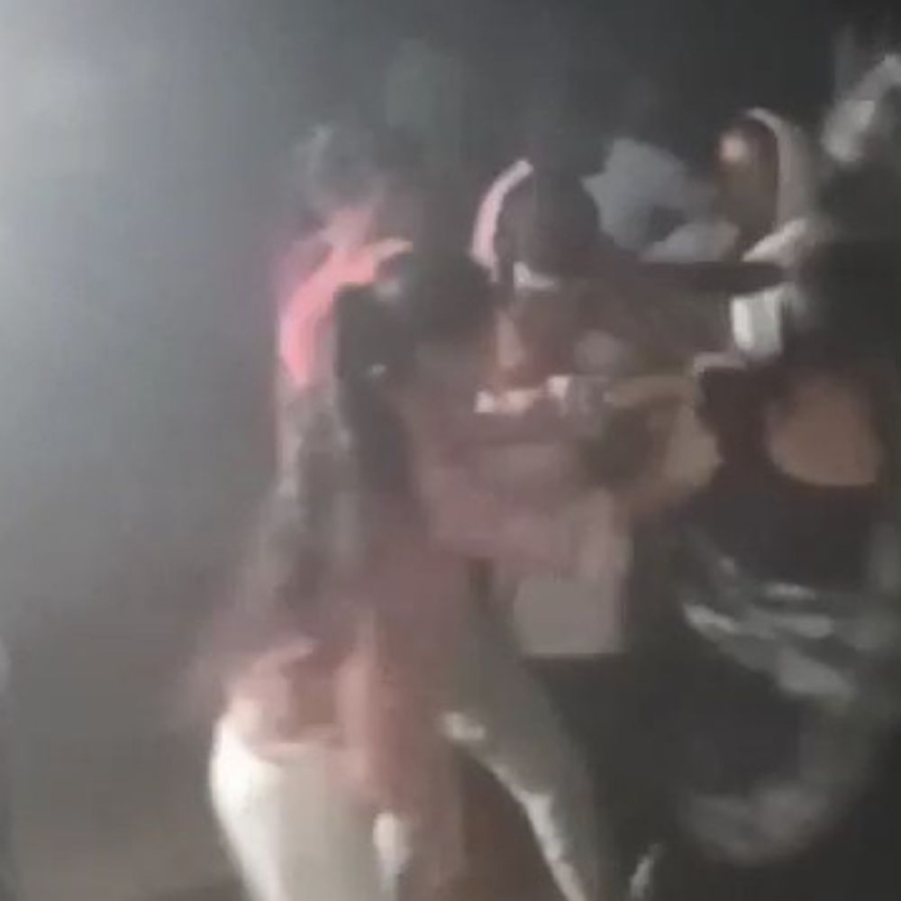गोंडा में बार बालाओं के डांस के दौरान मारपीट:गांव में दो पक्ष के लोगों ने जमकर चले लाठी-डंडे, आगे खड़े होने को लेकर हुआ विवाद
