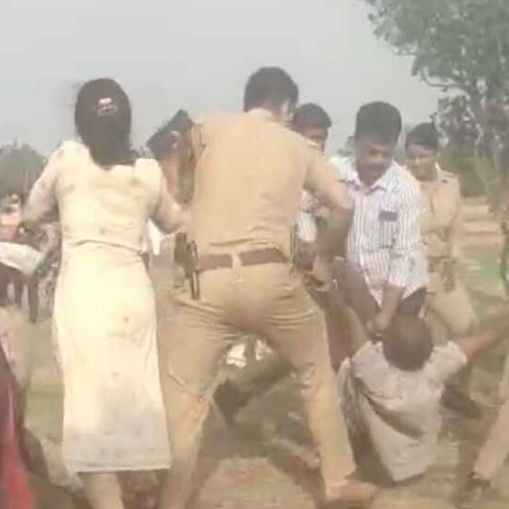 गोरखपुर में युवक ने की आत्मदाह की कोशिश:जमीन पैमाइश करने पहुंची थी टीम, विरोध कर रहे युवक ने खुद पर पेट्रोल डाल की जलाने की कोशिश