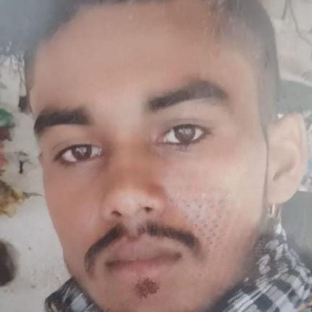 कुत्ता सामने आने से बाइक बिजली के खंभे से टकराई:अमरोहा के हलवाई की मौत, शिनाख्त होने के बाद शव पीएम को भेजा