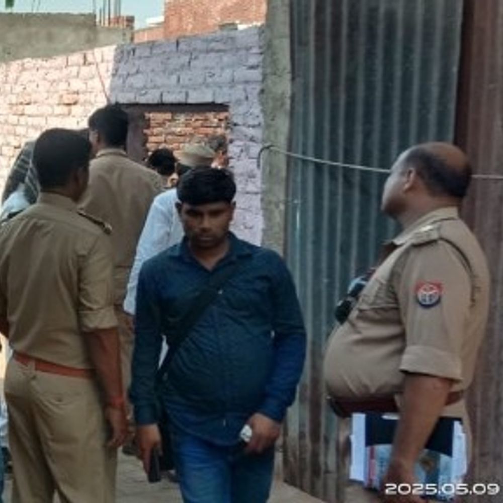 भदोही में अवैध पशु वध का भंडाफोड़:कसाई टोला से 52 गोवंश और पशु अवशेष बरामद, प्रशासनिक टीम ने की कार्रवाई