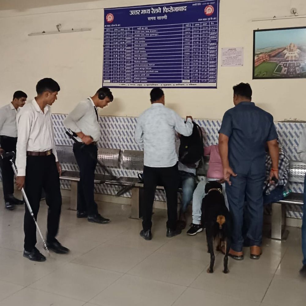 भारत-पाक तनाव के बीच फिरोजाबाद में सुरक्षा अलर्ट:रेलवे स्टेशन, बस स्टैंड और मॉल्स में पुलिस ने चलाया विशेष चेकिंग अभियान