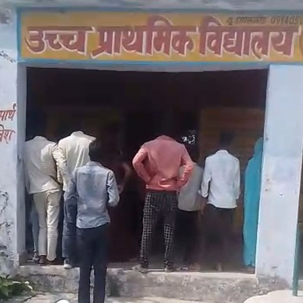 मथुरा के सरकारी स्कूल में छात्राओं से छेड़छाड़:प्रशिक्षु शिक्षक ने 10 दिन तक दिखाए अश्लील वीडियो, पुलिस से शिकायत