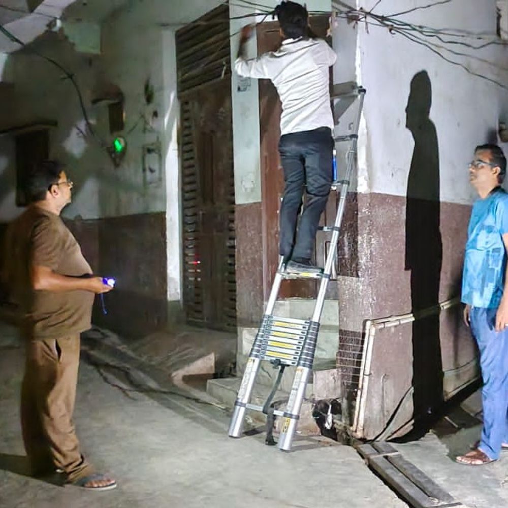 संभल में बिजली चोरी:10 घरों में पकड़ी गई चोरी, 40 लाख का जुर्माना लगाया