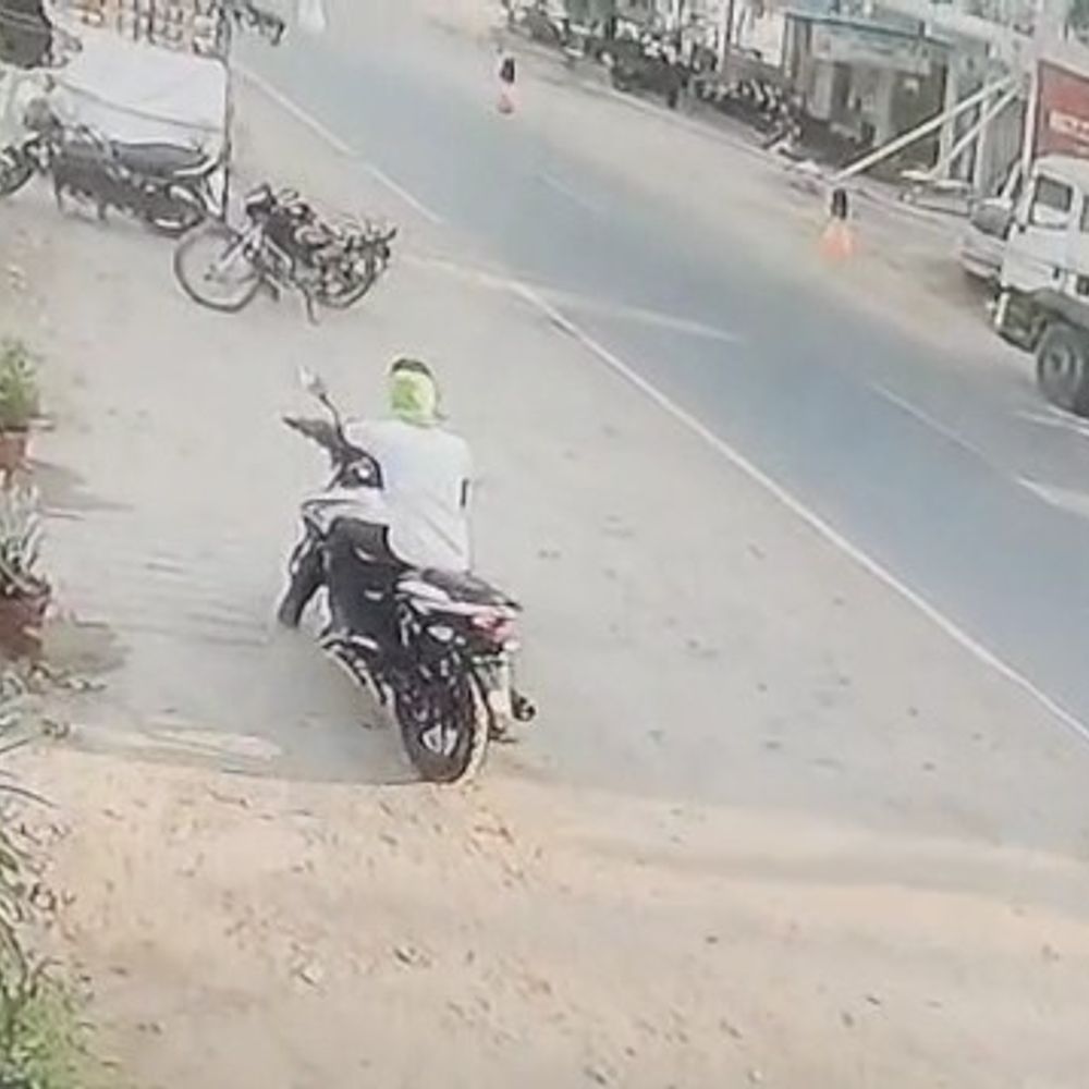 45 सेकेंड में चोरी हुई बाइक, VIDEO:सीतापुर में ढाबे के बाहर खड़ी टीवीएस अपाचे ले उड़ा चोर, वारदात सीसीटीवी में कैद