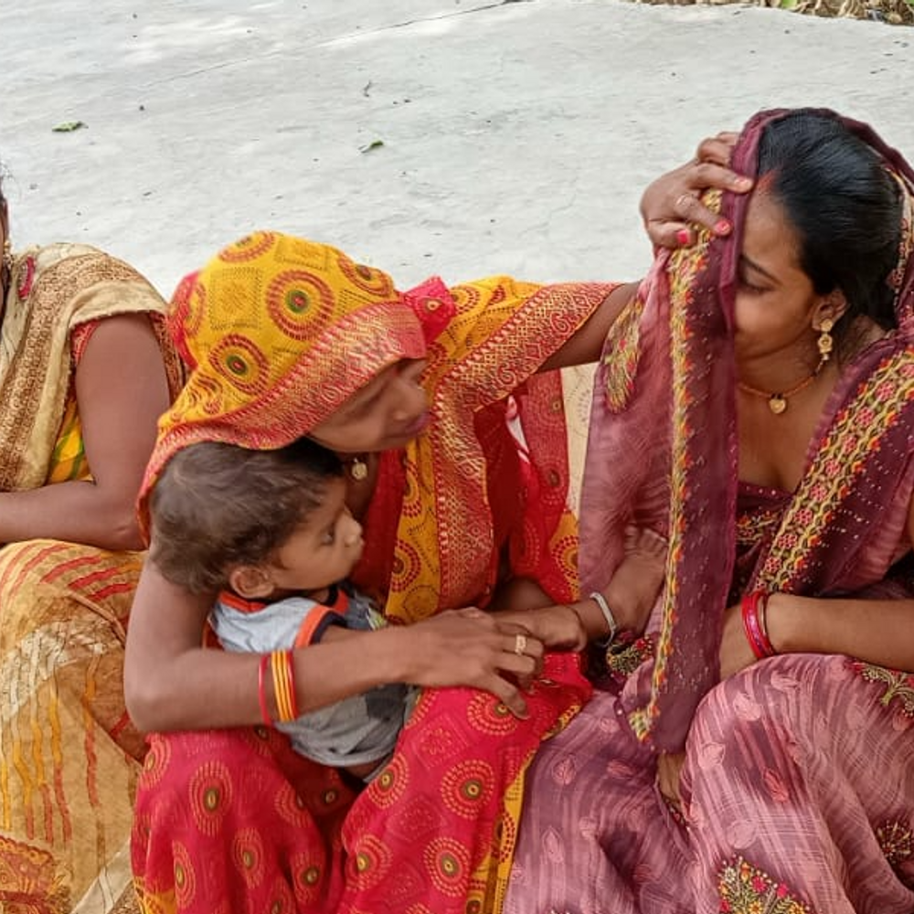 प्रयागराज में सड़क हादसे में चचेरे भाई-बहन की मौत:शनिदेव धाम से लौट रहे थे, डंपर ने बाइक में मारी टक्कर