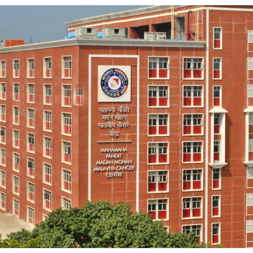 वाराणसी के मालवीय कैंसर संस्थान में मरीजों का हंगामा:PMO में ऑनलाइन की शिकायत; बोले-कीमोथेरेपी के लिए 15 दिन की हो रही वेटिंग