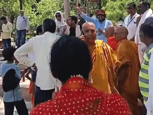 सारनाथ में ऋषि मुनियों के स्कल्पचर्स पर भड़का बौद्ध-संगठन:VDA ने क्रेन मंगाकर हटवाया, धरना-प्रदर्शन करने की थी तैयारी