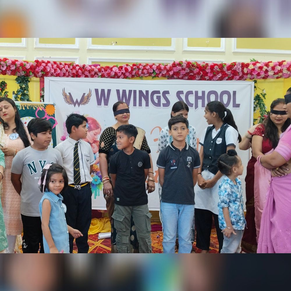 आगरा के डब्लू विंग्स स्कूल में मनाया गया मदर्स डे:बच्चों से डांस से लेकर टैलेंट हंट में दिखाया हुनर, विजेताओं को किया गया सम्मानित