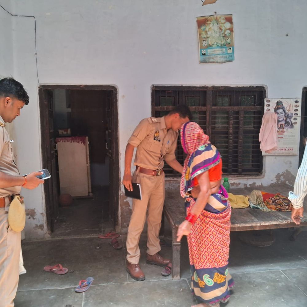 कालपी में किराए के मकान से लाखों की चोरी:मकान मालिक और किरायेदार के कमरों के ताले टूटे, नकदी गायब