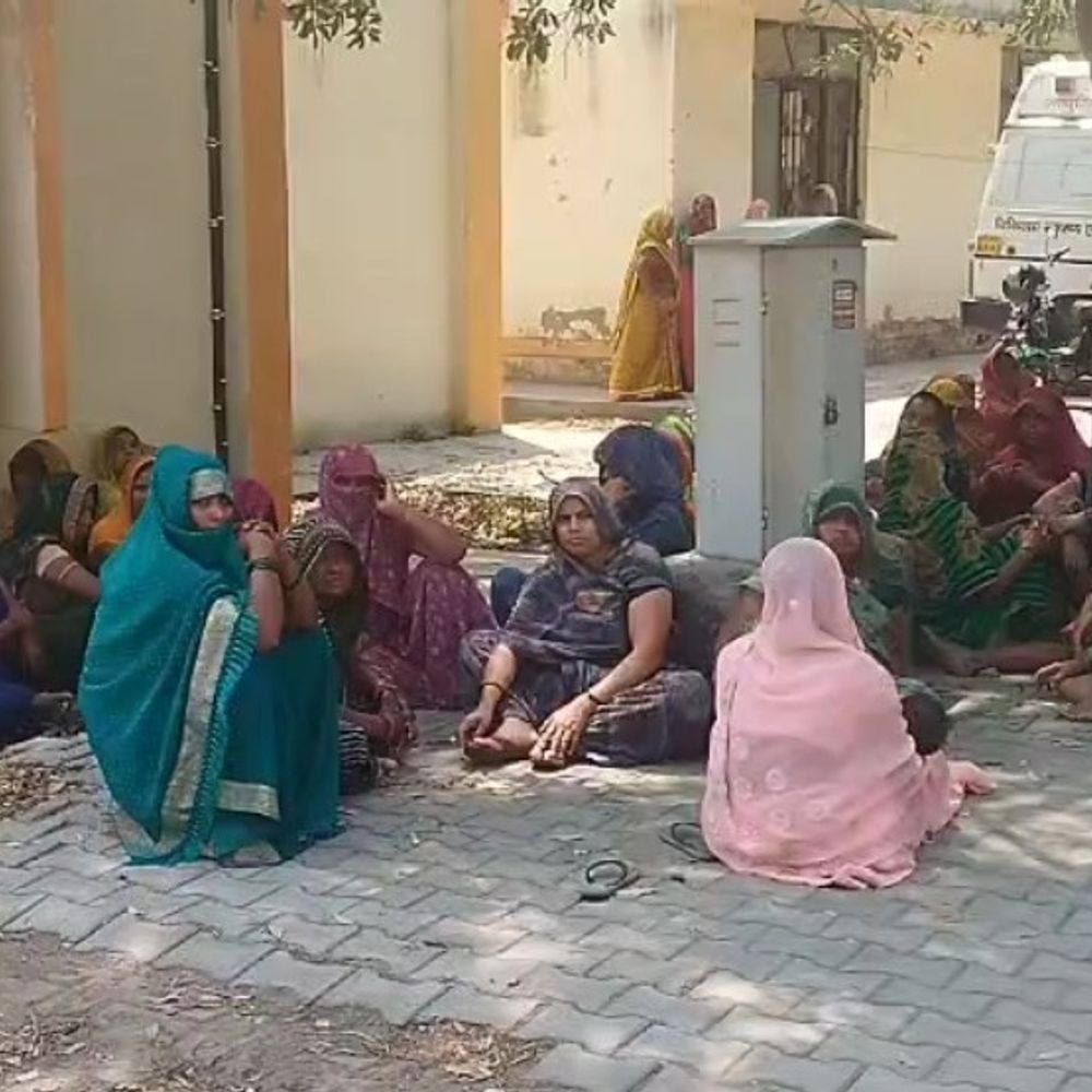 मैनपुरी में फंदे से लटकता मिला युक का शव:गांव के बाहर पेड़ से फांसी लगाकर दी जान, जांच में जुटी पुलिस