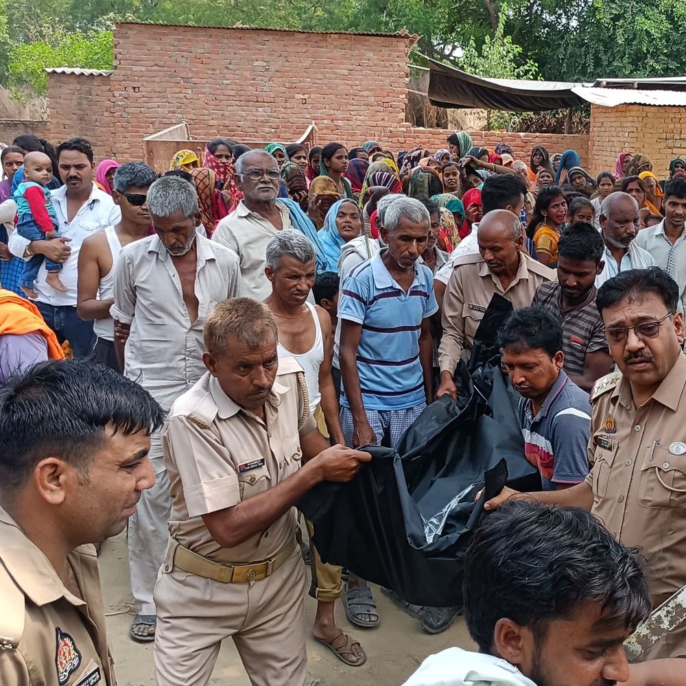 एटा में खेत में पानी भरते समय टूटी हाईटेंशन लाइन:किशोर की मौत, भाई झुलसा; विद्युत विभाग की लापरवाही से ग्रामीण नाराज