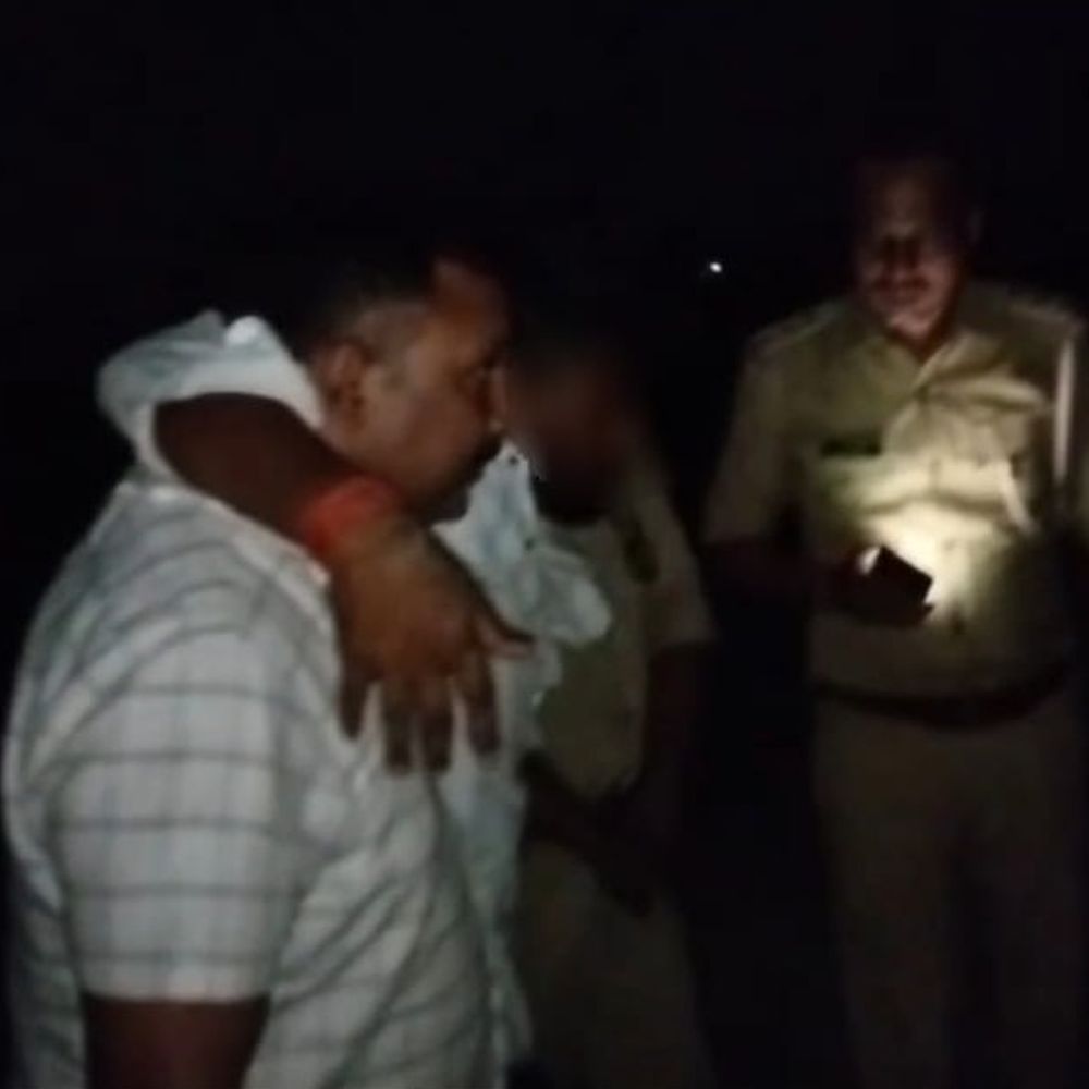 25 हजार का इनामी गोतस्कर मुठभेड़ में घायल:पुलिस ने पैर में गोली मारकर किया गिरफ्तार, अवैध तमंचा और बाइक बरामद