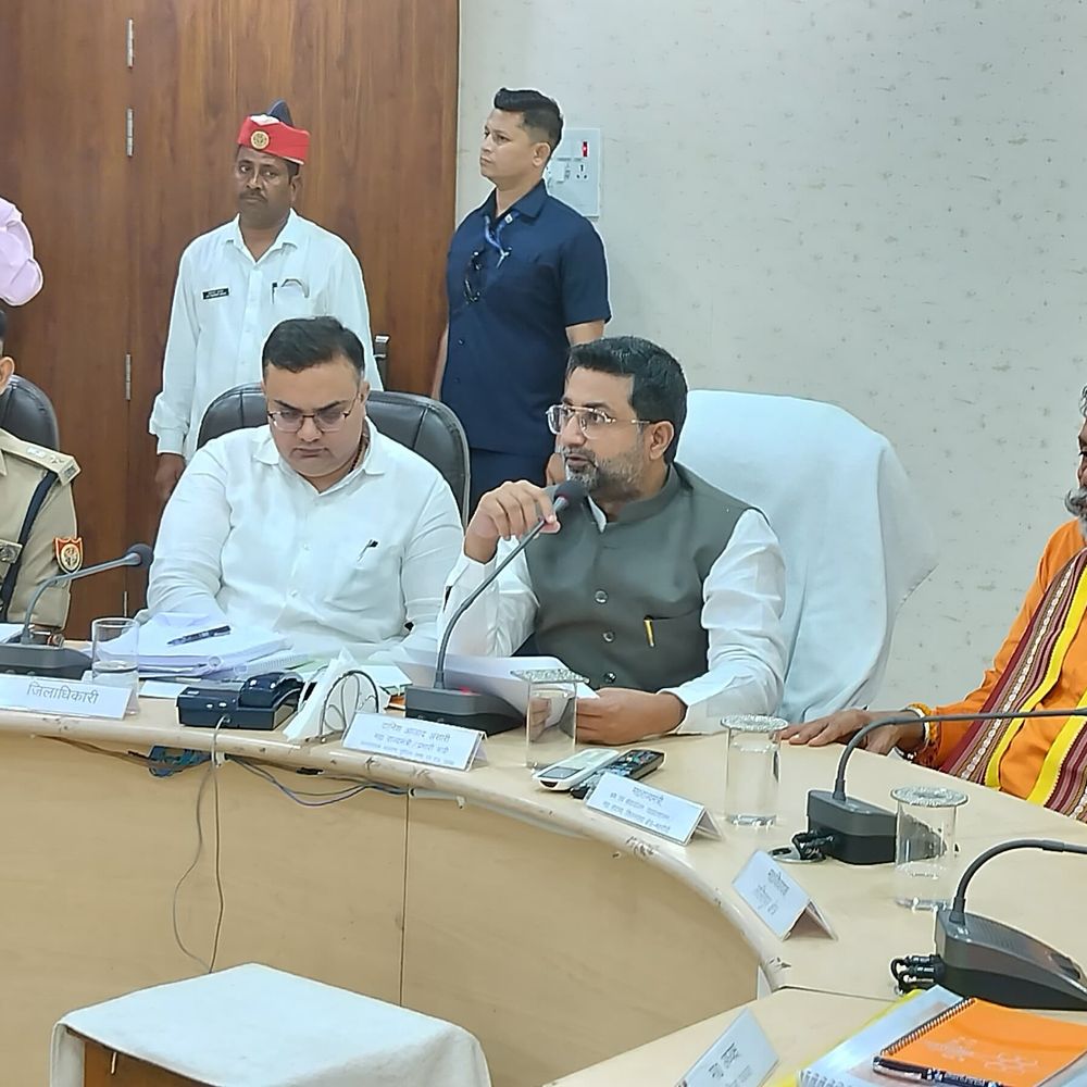 प्रभारी मंत्री ने विभागों की योजनाओं की समीक्षा बैठक:अधिकारियों का फोन नहीं उठाने पर लगाई फटकार