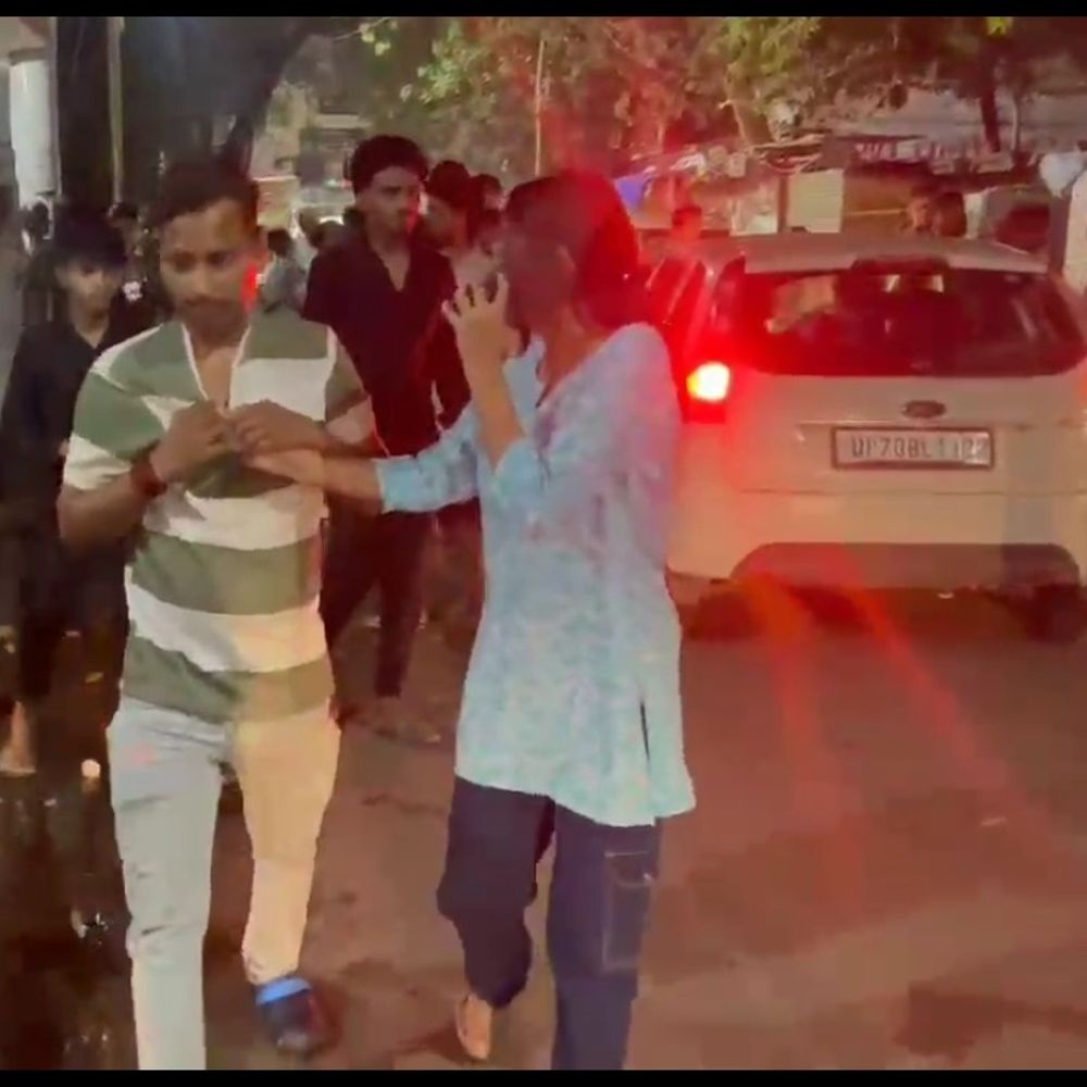 हमीरपुर में युवती पर अभद्र टिप्पणी करने का आरोप:युवक की सड़क पर पिटाई, पिता ने मारे थप्पड़