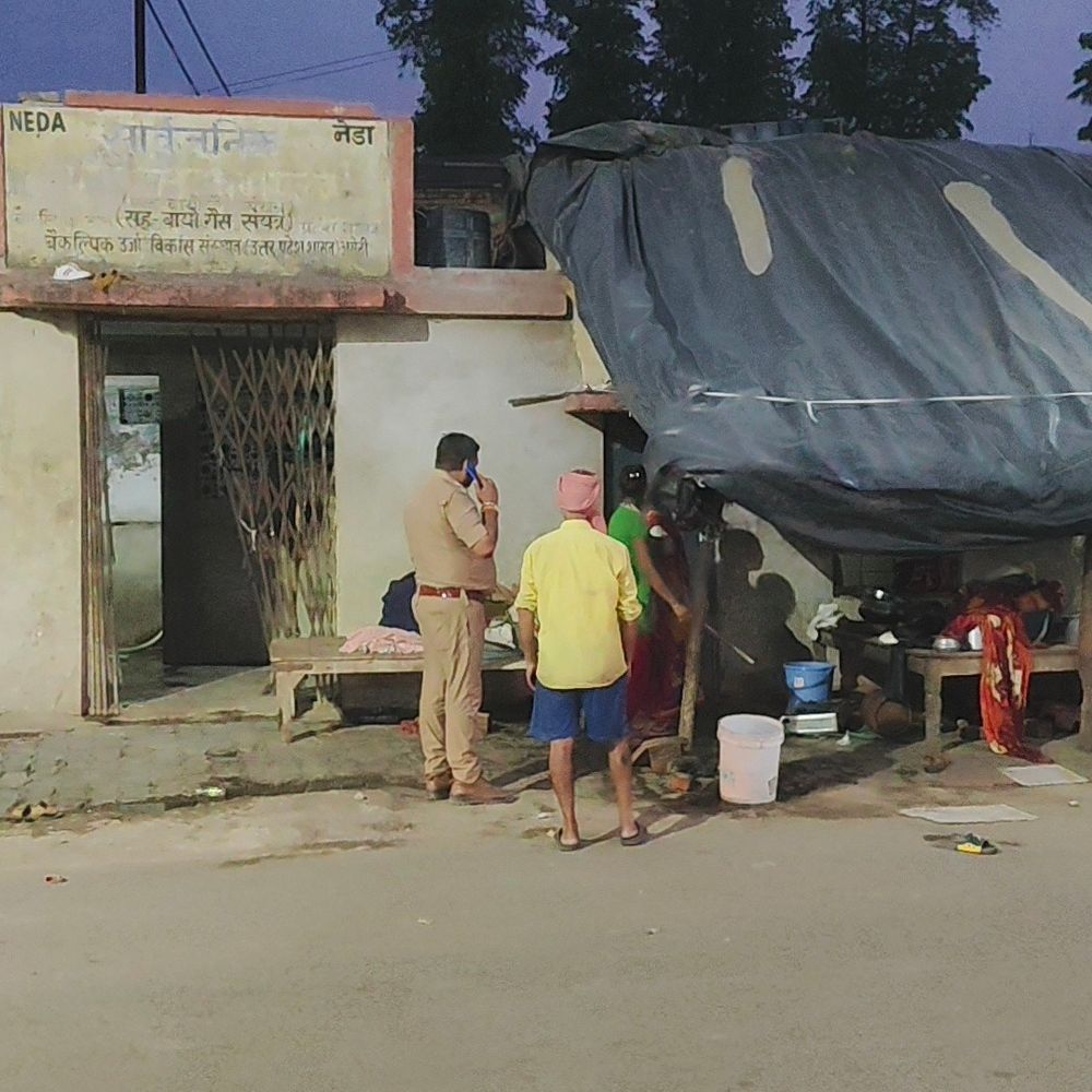 अमेठी में थाने के सामने परिवार का हंगामा, VIDEO:चले लात-घूंसे, एक महिला समेत 3 घायल; एक गिरफ्तार