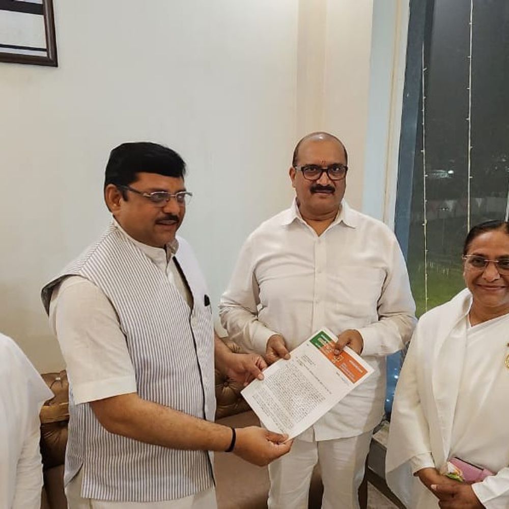 हाथरस के पॉलिटेक्निक को इंजीनियरिंग कॉलेज बनाने की मांग:पूर्व नगर पालिका अध्यक्ष ने प्राविधिक शिक्षा महानिदेशक को सौंपा ज्ञापन