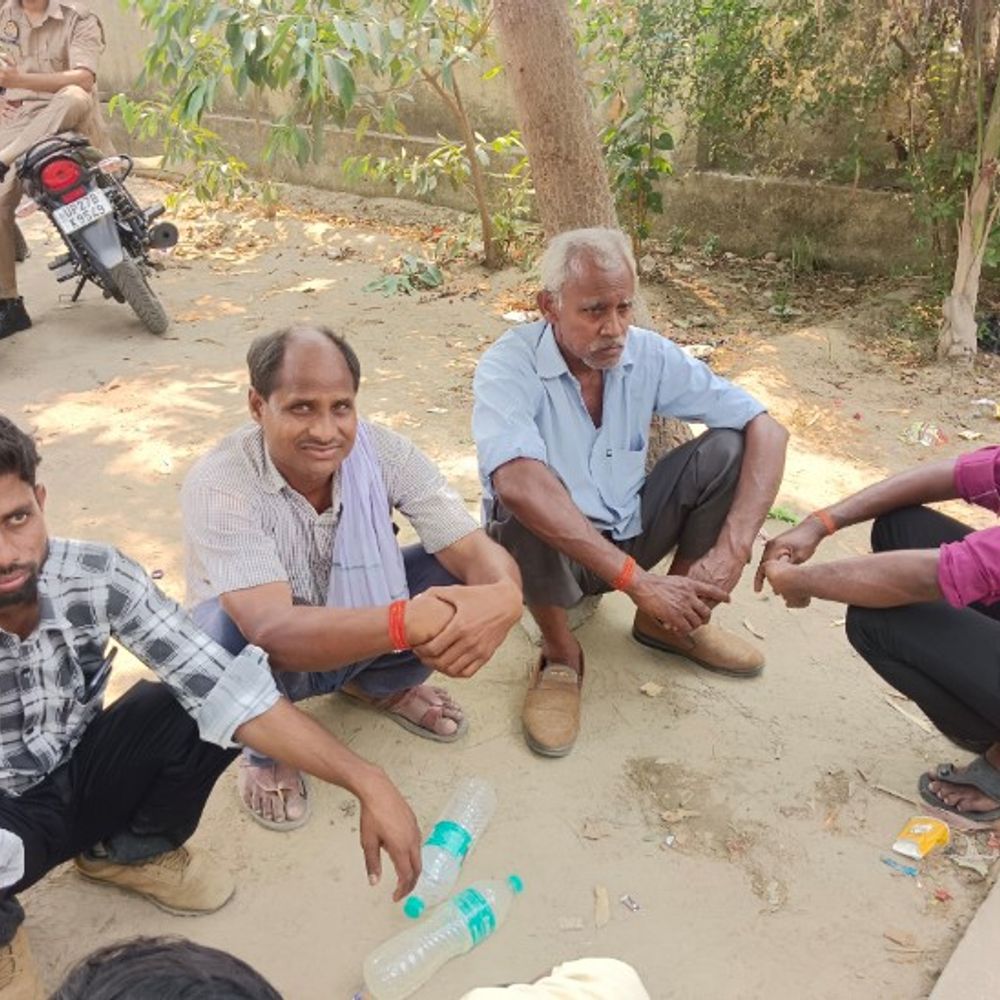 विवाद के बाद युवक ने खंभे से लटककर दी जान:ससुराल में पत्नी को लेने गया था, परिजन बोले- बहू के साथ शादी में जाना चाहता था