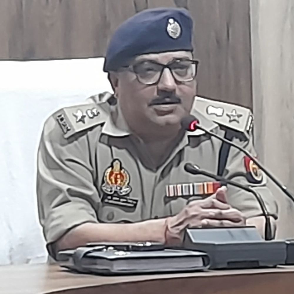 बदायूं एसएसपी ने पुलिसकर्मियों के कार्यक्षेत्र में किया बदलाव:कानून व्यवस्था में सुधार को लेकर एक निरीक्षक और 43 पुलिसकर्मियों का किया तबादला