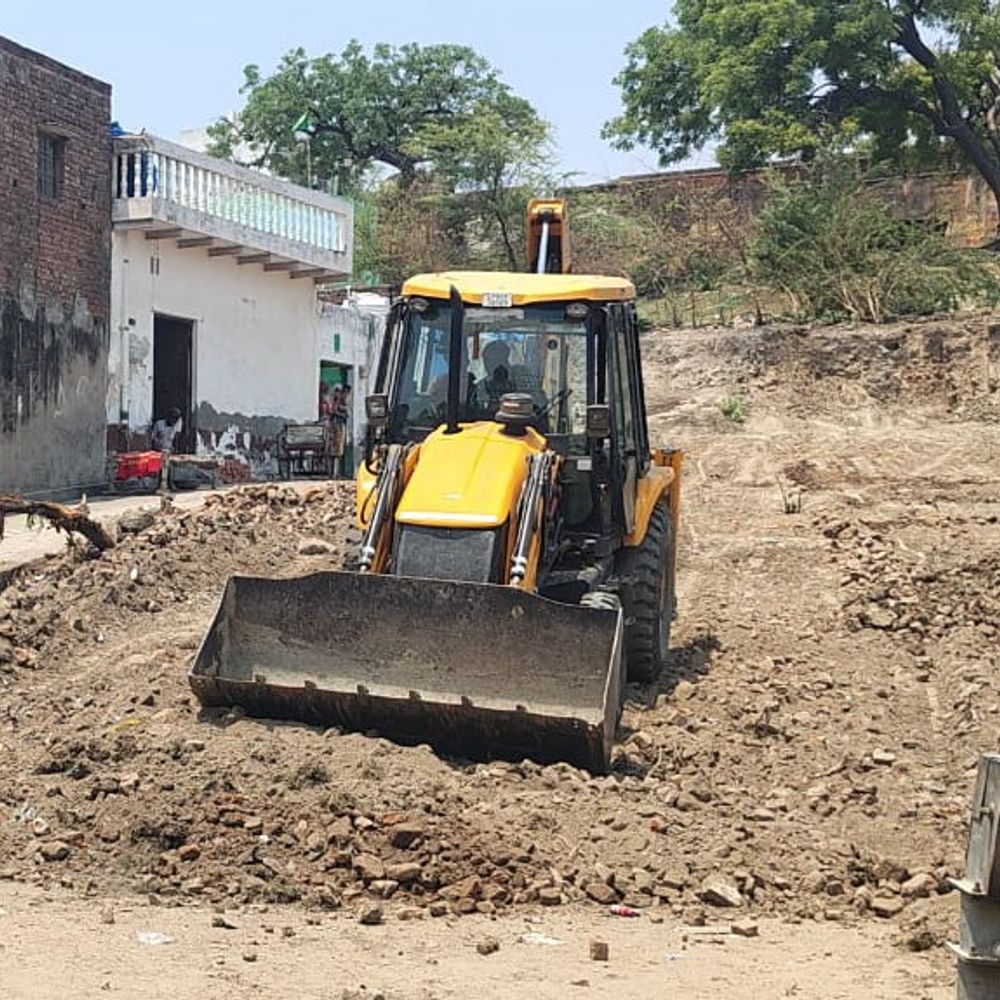 हाथरस में जमीन को लेकर विवाद:नगर पालिका ने रोका निर्माण कार्य, मालिक का दावा- RTI में मिला जमीन पर अधिकार