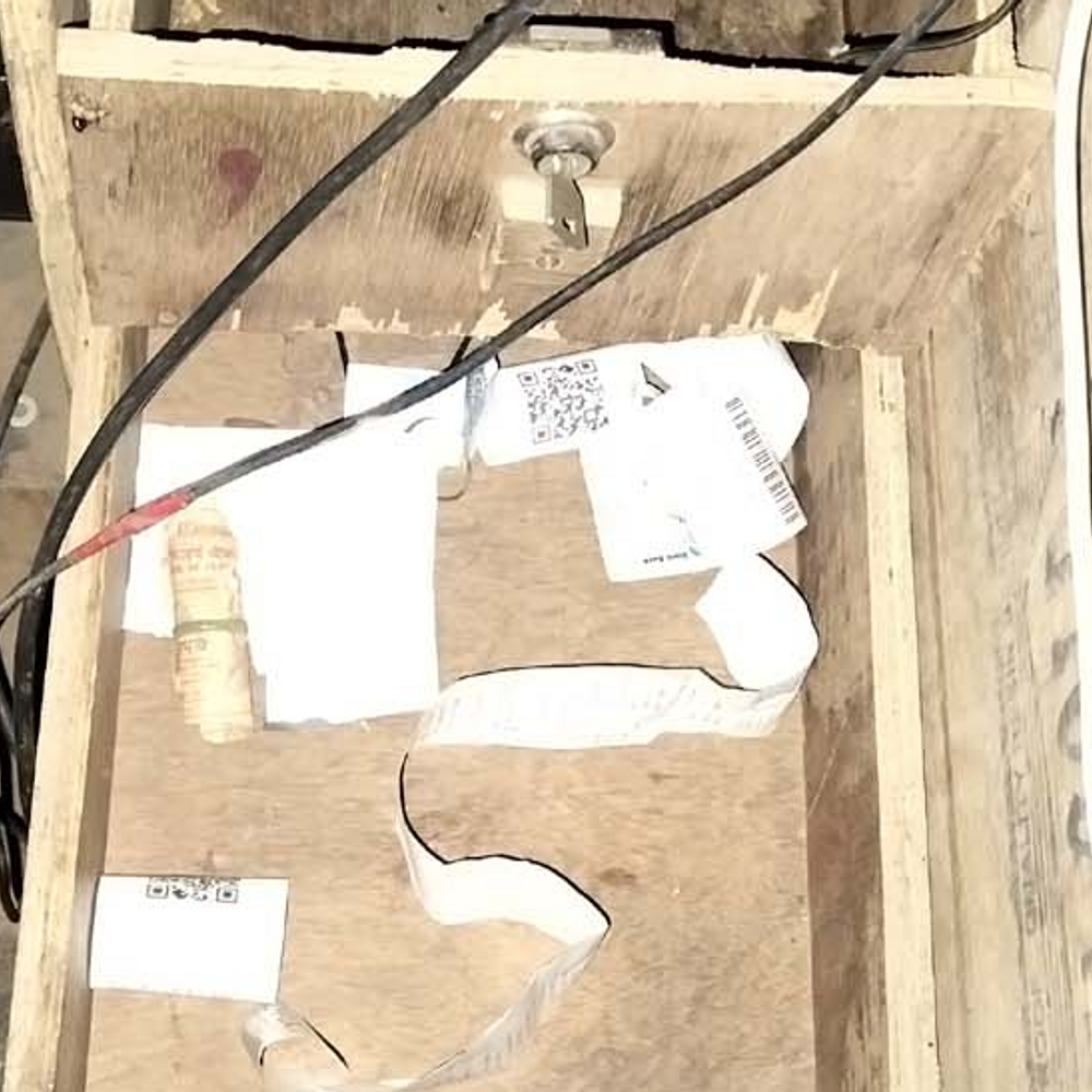 2 लाख की चोरी पर FIR 60 हजार का:दुकानदार बोला- थाने में कम की रिपोर्ट बनाई; DVR भी साथ ले गए चोर