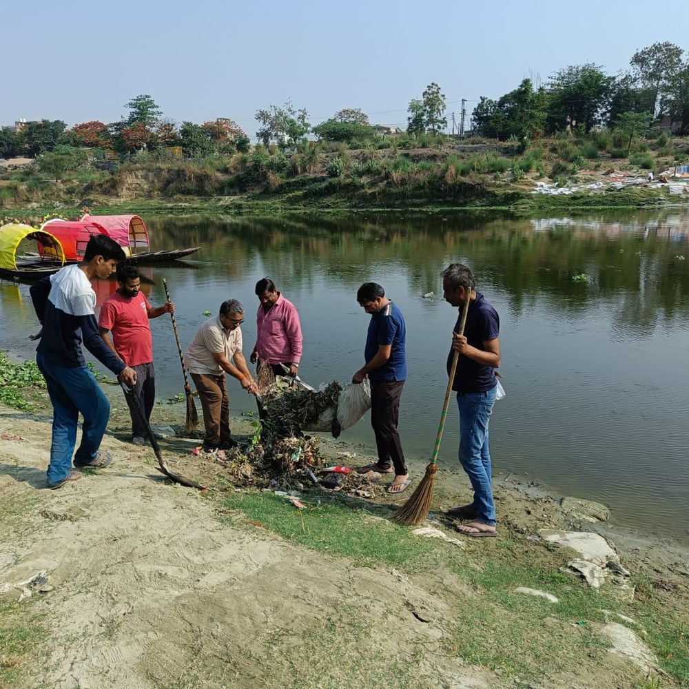 सुल्तानपुर में मातृ दिवस पर गोमती मित्रों का श्रमदान:सीता कुंड धाम में 3 घंटे की सफाई, मां गोमती के तट पर भी चला स्वच्छता अभियान